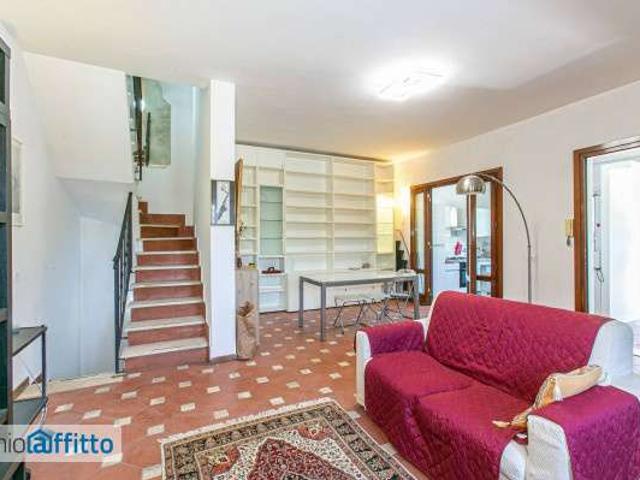 Villa a schiera arredata con terrazzo