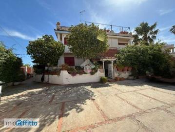 Villa a schiera arredata con terrazzo