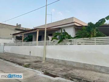 Villa a schiera arredata con terrazzo