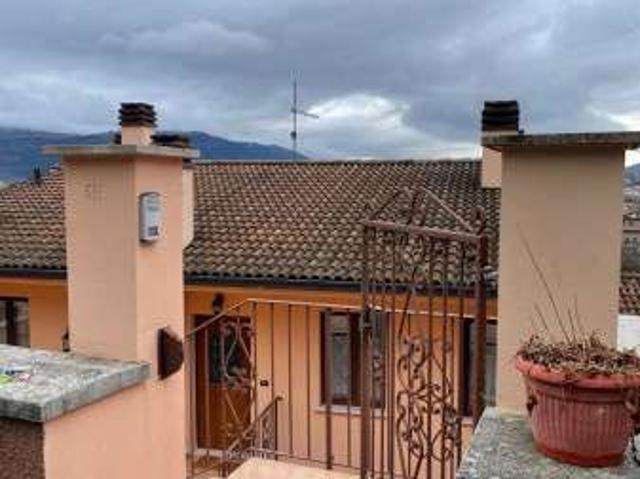 Villa a schiera arredata con terrazzo