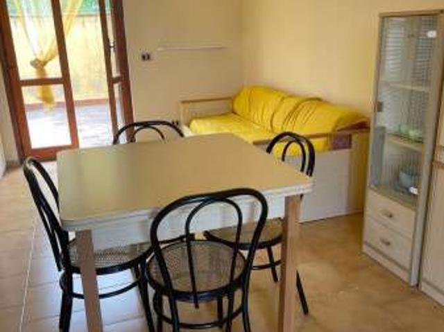 Villa a schiera arredata con terrazzo