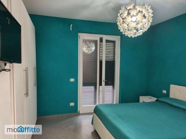 Villa a schiera arredata con terrazzo