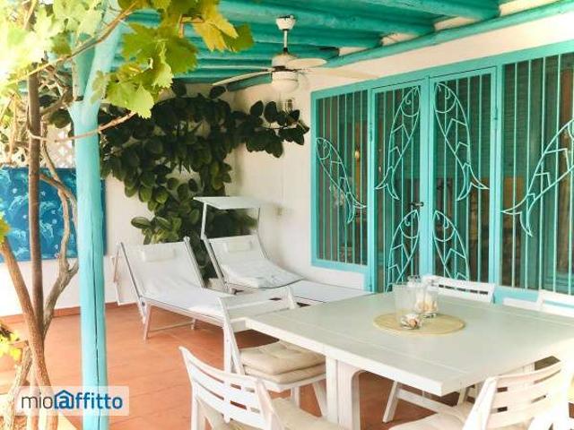 Villa a schiera arredata con terrazzo