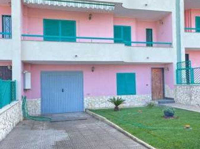 Villa a schiera arredata con terrazzo
