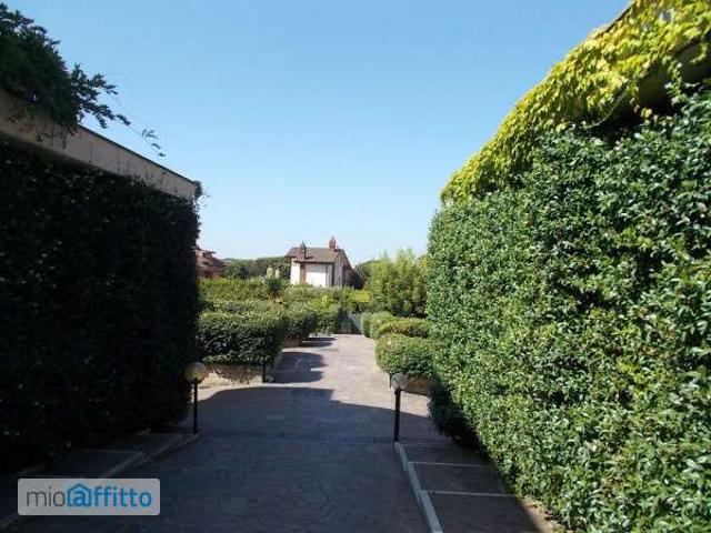 Villa a schiera arredata con terrazzo