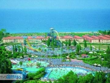 Villa a schiera arredata con terrazzo