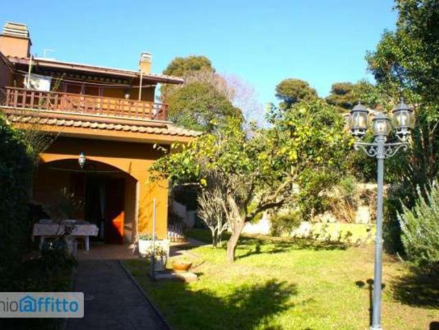 Villa a schiera arredata con terrazzo