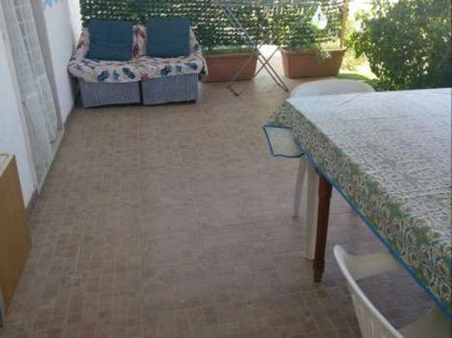 Villa a schiera arredata con terrazzo