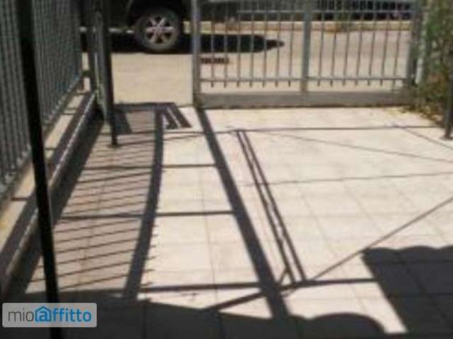 Villa a schiera arredata con terrazzo