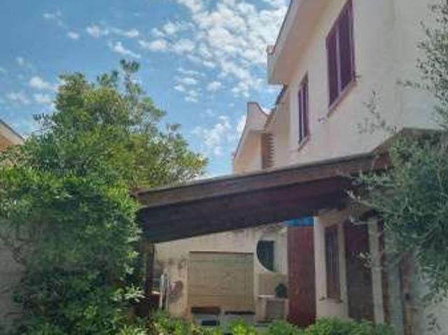 Villa a schiera arredata con terrazzo