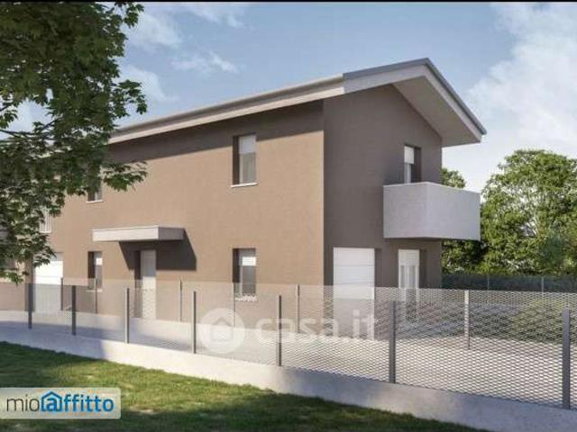 Villa a schiera arredata con terrazzo