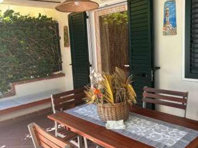 Villa a schiera arredata con terrazzo