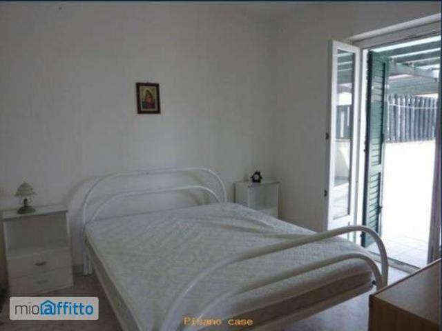 Villa a schiera arredata con terrazzo