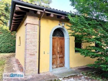 Villa a schiera arredata con terrazzo