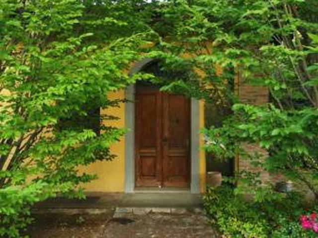 Villa a schiera arredata con terrazzo