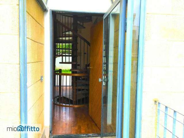 Villa a schiera arredata con terrazzo