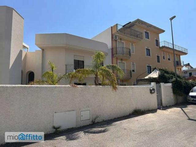Villa a schiera arredata con terrazzo
