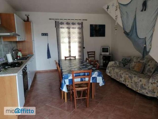 Villa a schiera arredata con terrazzo