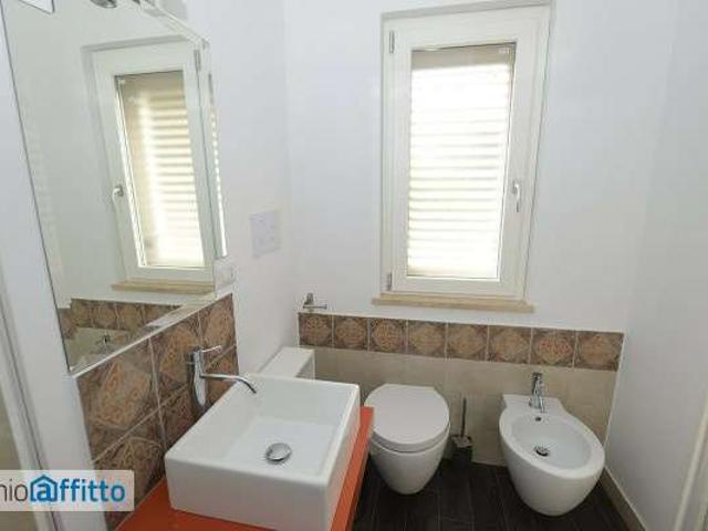 Villa a schiera arredata con terrazzo