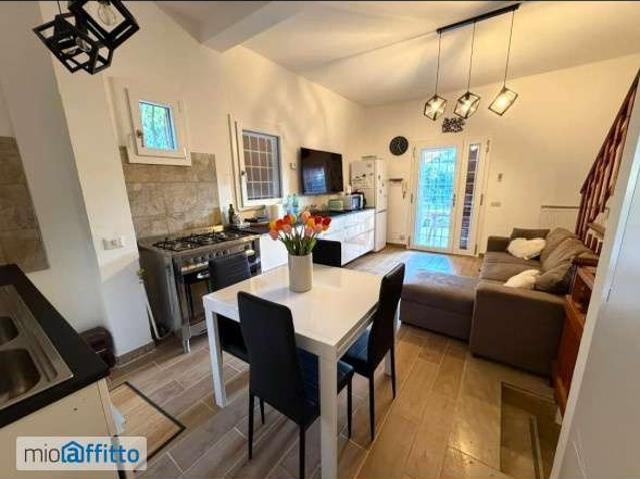 Villa a schiera arredata con terrazzo