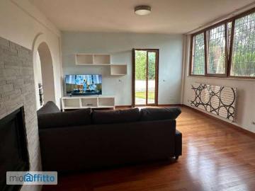 Villa a schiera arredata con terrazzo