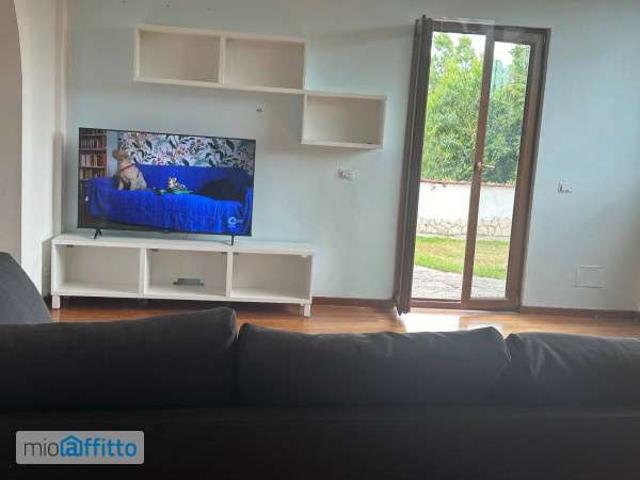 Villa a schiera arredata con terrazzo