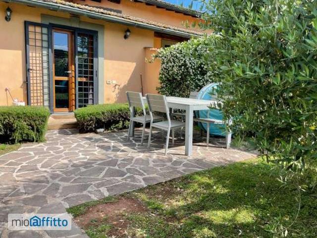 Villa a schiera arredata con terrazzo