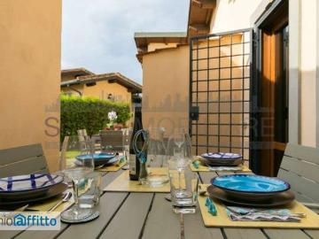 Villa a schiera arredata con terrazzo