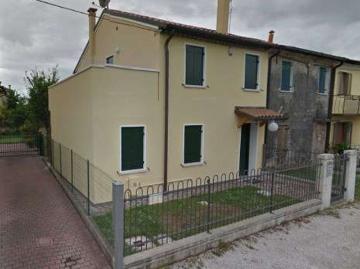 Villa a schiera arredata con terrazzo