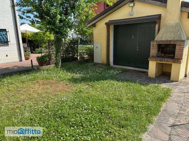 Villa a schiera arredata con terrazzo