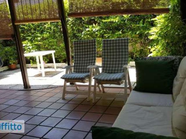 Villa a schiera arredata con terrazzo
