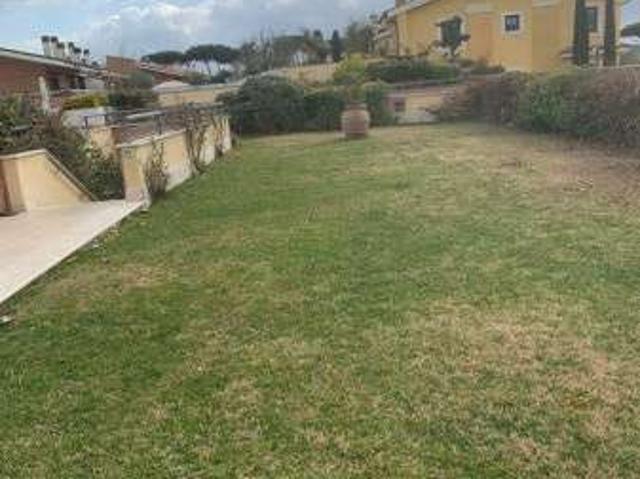 Villa a schiera arredata con terrazzo