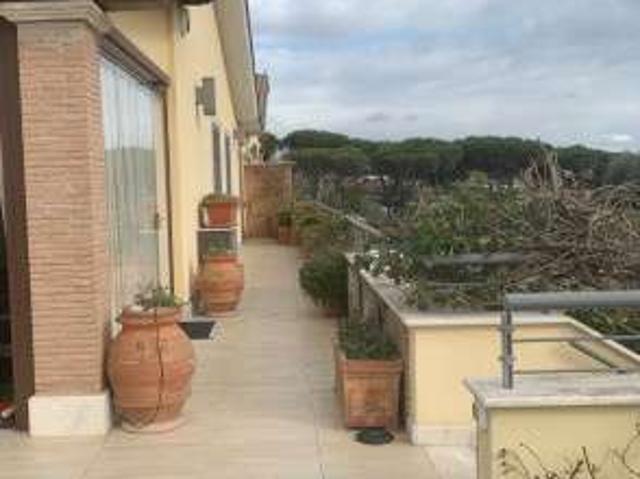 Villa a schiera arredata con terrazzo