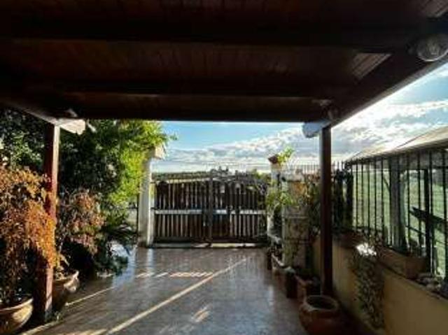 Villa a schiera arredata con terrazzo