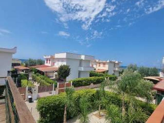 Villa a schiera arredata con terrazzo