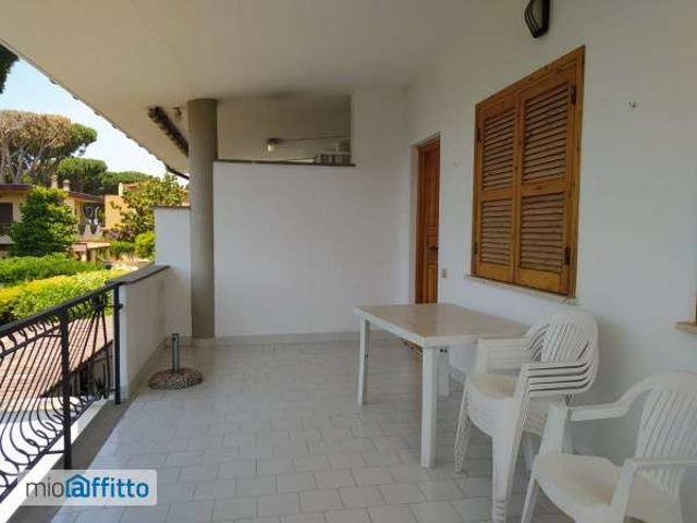 Villa a schiera arredata con terrazzo