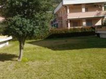 Villa a schiera arredata con terrazzo