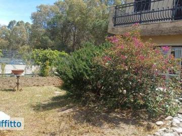 Villa a schiera arredata con terrazzo