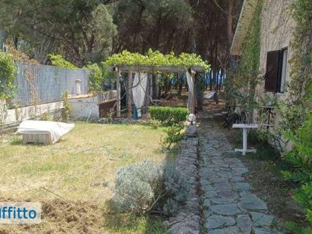 Villa a schiera arredata con terrazzo
