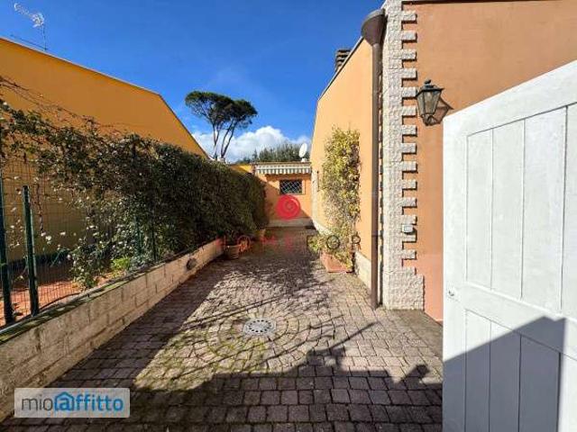 Villa a schiera arredata con terrazzo
