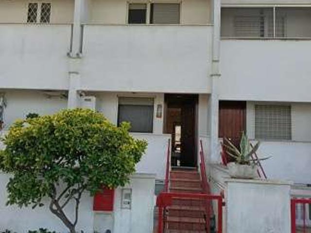Villa a schiera arredata con terrazzo