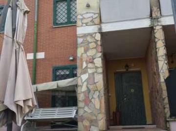 Villa a schiera arredata con terrazzo