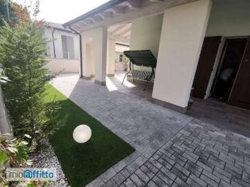 Villa a schiera arredata con terrazzo