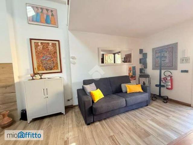 Villa a schiera arredata con terrazzo