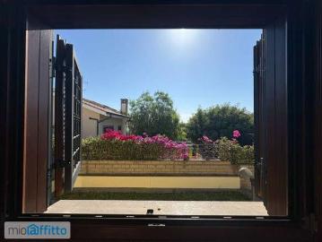 Villa a schiera arredata con terrazzo