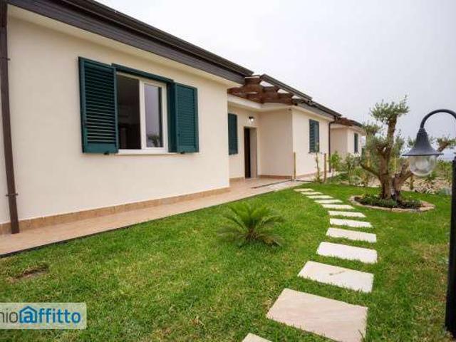 Villa a schiera arredata con terrazzo