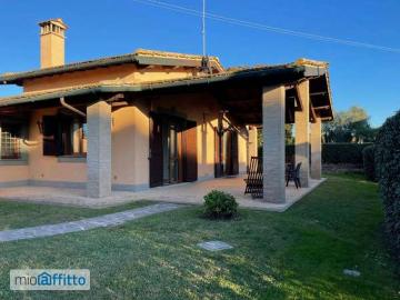 Villa a schiera arredata con terrazzo