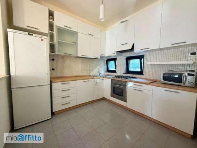 Villa a schiera arredata con terrazzo