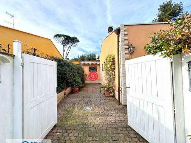 Villa a schiera arredata con terrazzo