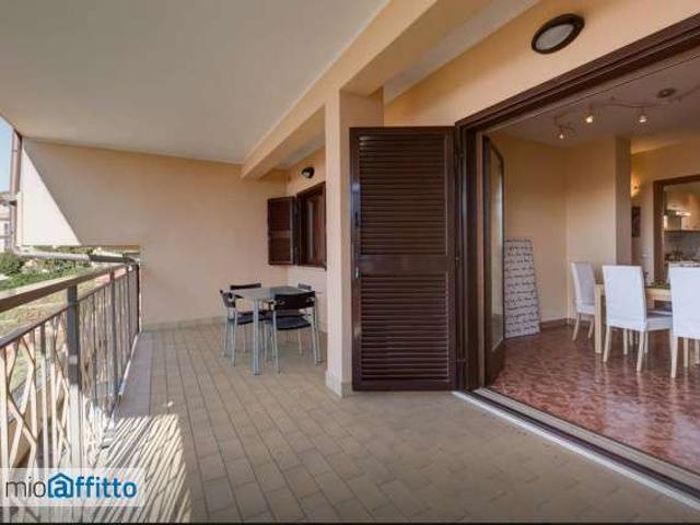 Villa a schiera arredata con terrazzo